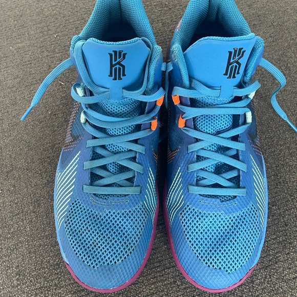 Nike Kyrie Flytrap 5 Grade School - Picture 1 of 5